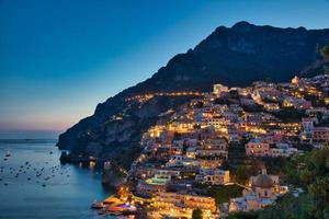 Positano by längs Amalfikusten i Italien i skymningen foto