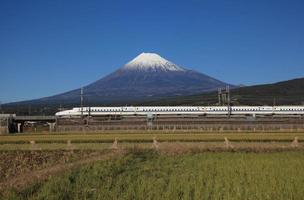 tokaido shinkansen och mt fuji i japan foto