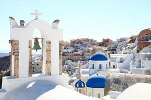 vacker utsikt över oia på ön santorini, grekland foto