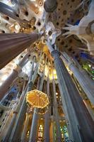 inuti sagrada familia, spanien foto