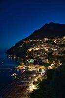 Positano by längs Amalfikusten i Italien i skymningen foto