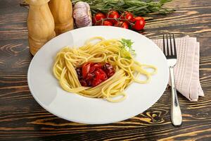 italiensk pasta spaghetti med tomat foto