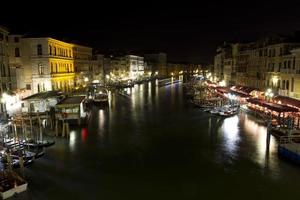 stadsbilden i Venedig Italien på natten foto