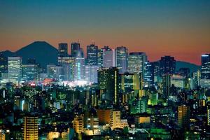 silhuetter av tokyo, shinjuku subcenter och mt. fuji foto