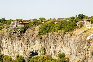 hus av by av garni i armenia i höst foto