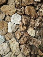 en vägg tillverkad av stenar och stenar foto