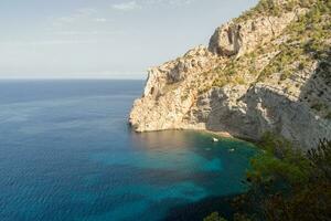 skön strand på punta de castellar, santa agnes de la korona, baleariska öar, Spanien. foto