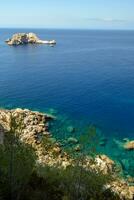 skön strand på punta de castellar, santa agnes de la korona, baleariska öar, Spanien. foto