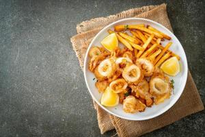 bläckfisk - stekt bläckfisk eller bläckfisk med pommes frites foto