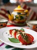 italiensk caprese sallad med tomater, mazzarella ost och balsamisk sås. asiatisk stil foto