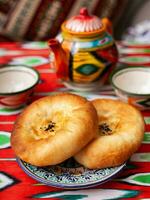 traditionell uzbekiska bröd. lepeshka orientalisk stil bröd. östra kök foto