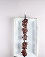 färsk och utsökt fårkött shashlik på en grillspett. se från ovan. kinesisk kök foto
