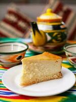 efterrätt cheesecake i orientalisk stil med en tekanna och en kopp för te. foto