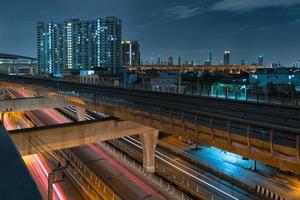 sky train järnväg i metropol i nattlivet. transport koncept. foto