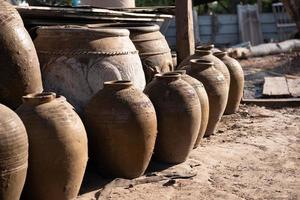 gamla thailändska traditionella lerkrukor på utomhusmark foto