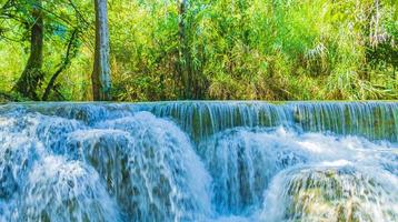 vackraste vattenfall kuang si vattenfall luang prabang laos. foto
