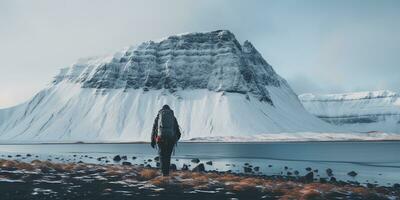 generativ ai, backpacker i vinter- landskap, resande man turist med ryggsäck vandring i bergen foto