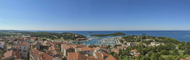 panorama- bild av de kroatisk hamn stad av vrsar på de limski fjord från de kyrka klocka torn foto