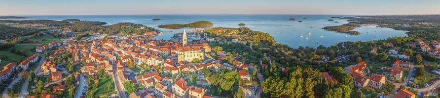 panorama- Drönare bild av de kroatisk hamn stad av vrsar på de limski fjord från de kyrka klocka torn foto