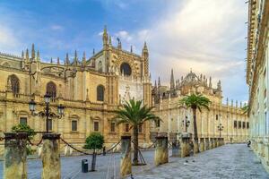 giralda torn och sevilla katedral i gammal stad Spanien foto