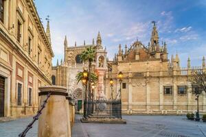 giralda torn och sevilla katedral i gammal stad Spanien foto