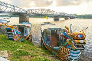 traditionell drake båt i nyans vietnam foto