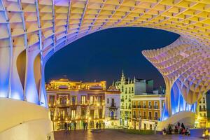 metropol parasoll trä- strukturera med sevilla stad horisont i de gammal fjärdedel av sevilla i Spanien foto