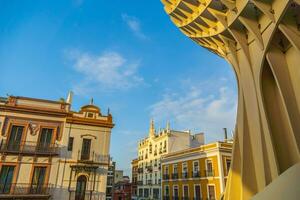 metropol parasoll trä- strukturera med sevilla stad horisont i de gammal fjärdedel av sevilla i Spanien foto