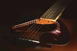 detalj av en akustisk gitarr med country blues munspel foto