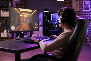 proffs banderoll har roligt med Videospel på gaming pc, strömning leva verkan turnering uppkopplad. gamer spelar skytte spel på dator skrivbord, sändningar antal fot för publik foto