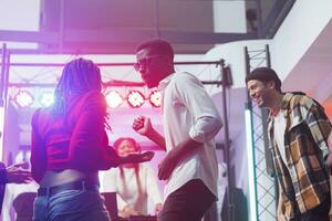 afrikansk amerikan dansare par improvisera rör sig på leva elektronisk musik diskotek i nattklubb. energisk ung man och kvinna dans och festa på dansgolv i klubb foto