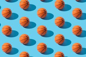 trendig basketboll mönster sammansättning på ljus blå bakgrund. minimal sport begrepp. kreativ orange boll arrangemang. basketboll estetisk bakgrund. foto