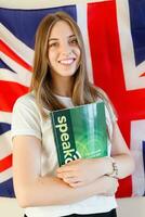 ung kvinna med flaggor av engelsk tala länder foto