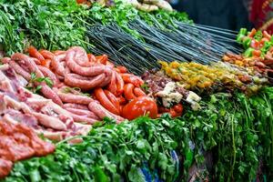 grönsaker och kött på de marknadsföra foto
