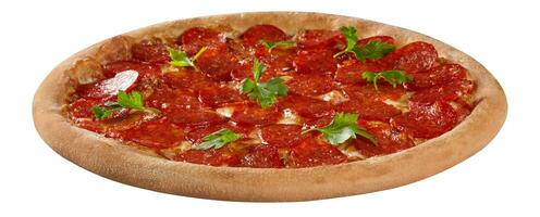 pizza med kryddad pepperoni, mozzarella och pelati sås med färsk persilja isolerat på vit foto