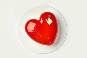 hjärta formad mousse kaka med glansig röd glasyr foto