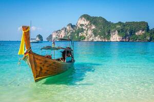 lång båt och tropisk strand, andaman havet, phi phi öar, thailand foto