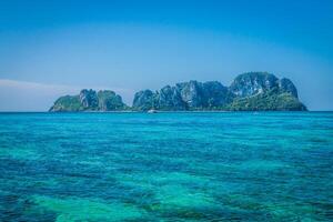 tropisk ö med resorts - phi-phi ö, krabi provins, thailand. foto