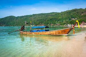 thai traditionell båtar på phi-phi öar, thailand foto