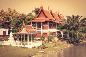 topp del av traditionell thai stil arkitektur foto