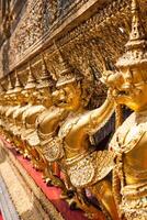 gyllene garuda av wat phra kaew i bangkok, thailand foto