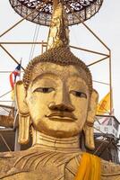 gyllene buddha staty i de wat intharawihan på Bangkok, thailand foto