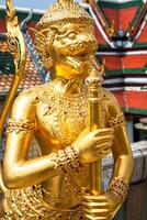gyllene vinkel på wat phra kaeo, tempel av de smaragd- buddha och de Hem av de thai kung. wat phra kaeo är ett av Bangkoks mest känd turist webbplatser och den var byggd i 1782 på Bangkok, thailand. foto