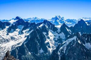 mont blanc berg massivet sommar landskap se från aiguille du midi montera, franska foto