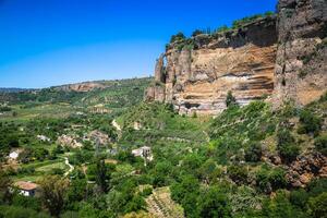 se av byggnader över klippa i ronda, Spanien foto