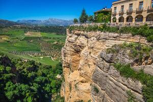 se av byggnader över klippa i ronda, Spanien foto