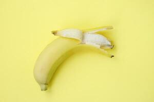 färsk banan på gul bakgrund foto