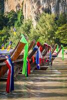 traditionell thai båt på railay strand foto