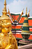 gyllene vinkel på wat phra kaeo, tempel av de smaragd- buddha och de Hem av de thai kung. wat phra kaeo är ett av Bangkoks mest känd turist webbplatser och den var byggd i 1782 på Bangkok, thailand. foto