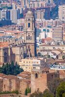 malaga, spanien stadsbild vid katedralen, stadshuset och alcazaba citadell i malaga. foto